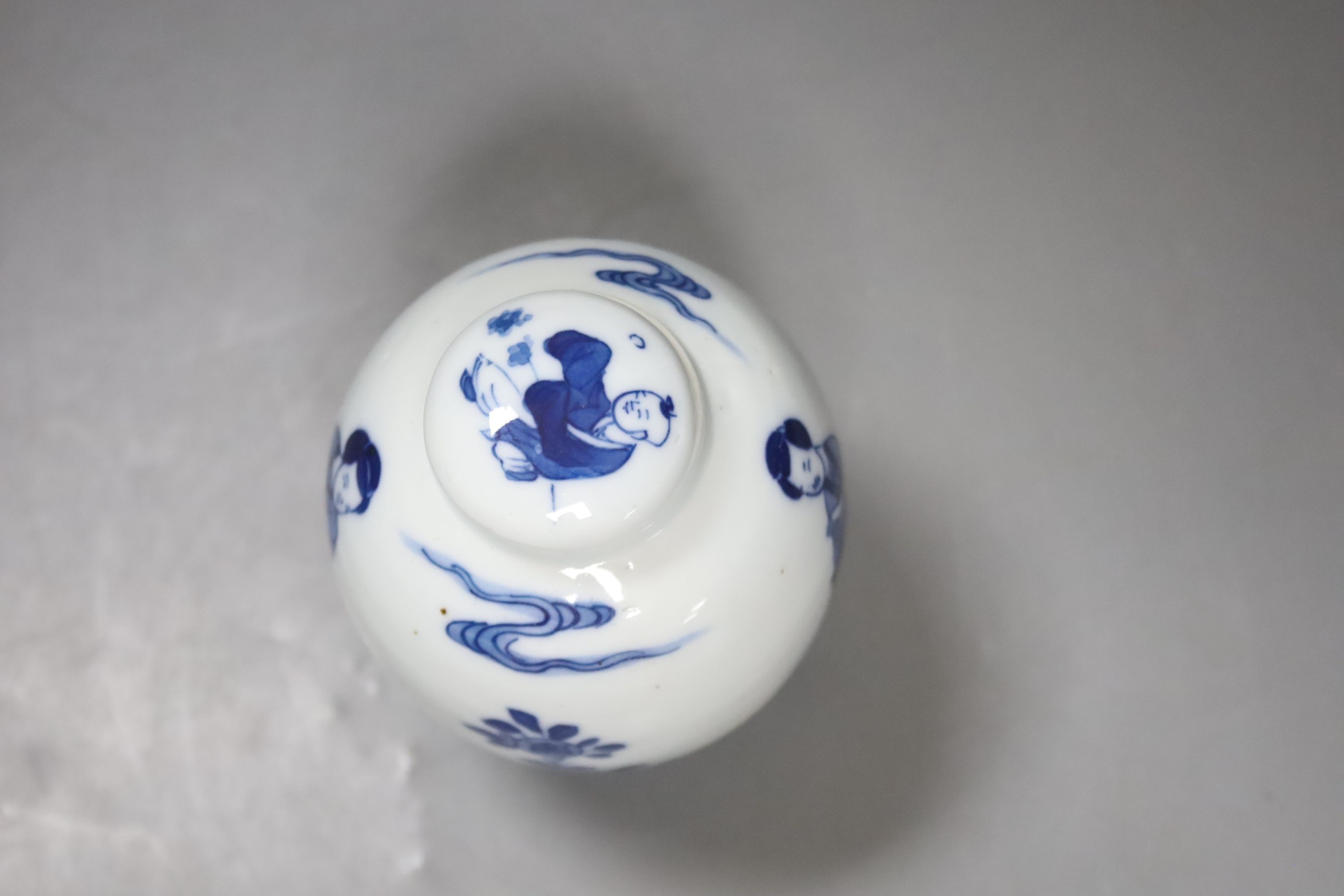 A small Chinese blue and white jar and cover, height 10.5cm